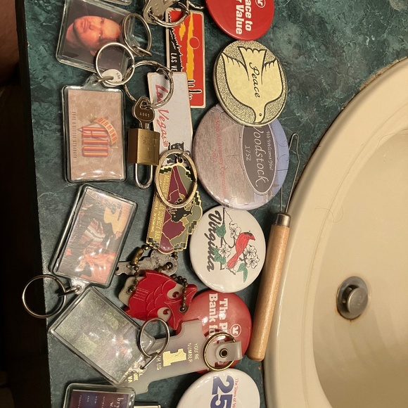 Miscellaneous Key Chain&Pin Lot Vintage,Music,States,etc - Picture 1 of 12